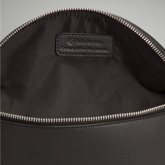 Lululemon Cactus Material Saddle Crossbody Bag 2L- Black/ Silver - Picture 4 of 6